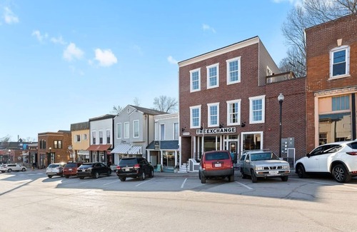 Waldron Apartment | Penthouse on Main KingBed+Shops&Eats|WiFi