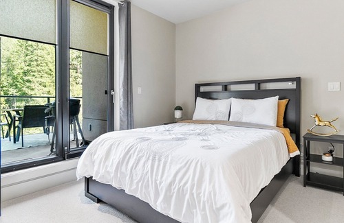 Sicamous Apartment | Penthouse on Mara Lake with Pool, BOAT SLIP and gym 3 bedrooms/ 3 bathrooms