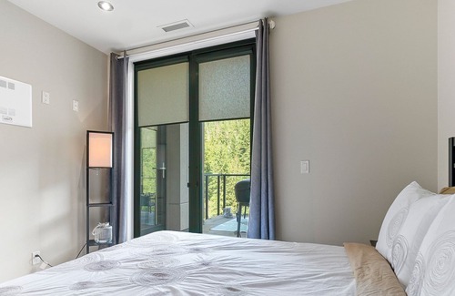 Sicamous Apartment | Penthouse on Mara Lake with Pool, BOAT SLIP and gym 3 bedrooms/ 3 bathrooms
