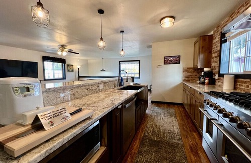 Baker City Apartment | Penthouse on Valley, 2 Bdrm with a Gorgeous Kitchen! Local Golfing 50% Off!