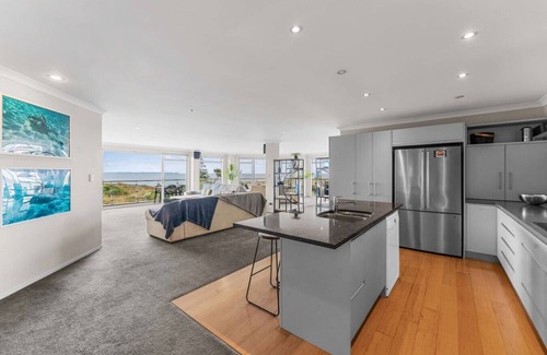 Papamoa Beach Apartment | Penthouse & Panoramic Views!