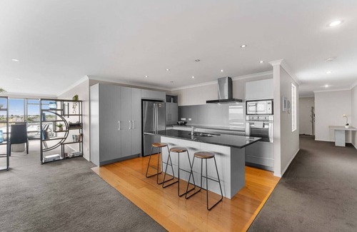 Papamoa Beach Apartment | Penthouse & Panoramic Views!