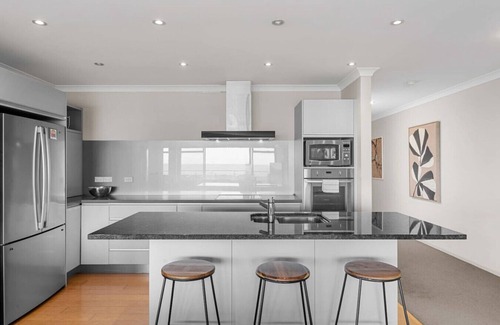 Papamoa Beach Apartment | Penthouse & Panoramic Views!