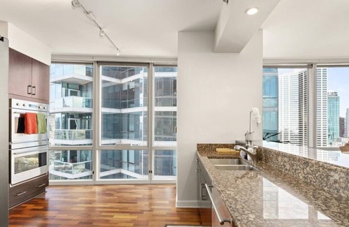 South Loop Condo | Penthouse Paradise Executive Elegance Elevated Amenities Sleeps 6
