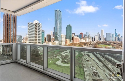 South Loop Condo | Penthouse Paradise Executive Elegance Elevated Amenities Sleeps 6