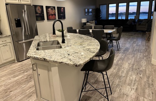 Arnolds Park Condo | Penthouse Perfection-Spacious 4 Bedroom-Panoramic Views & Waterpark Passes at BB