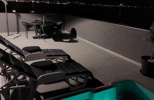 Kali Apartment | Penthouse Petra with hot tub