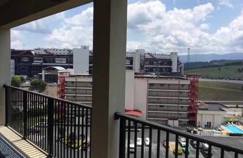 Bristol Condo | Penthouse Retreat-Condo in Bristol-3 BR, 3BR