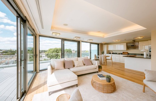Hoxton West Apartment | Penthouse. Roof Terrace. Shoreditch. AC