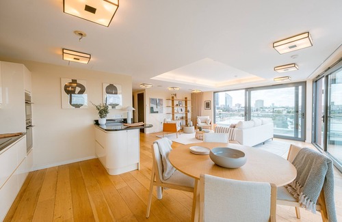 Hoxton West Apartment | Penthouse. Roof Terrace. Shoreditch. AC