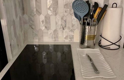 Waikiki Condo | Penthouse Studio in Waikiki - 25% Off Monthly Stays!