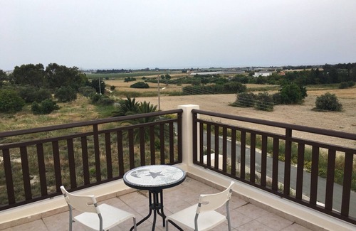 Tersefanou Condo | Penthouse studio with sea view near the airport
