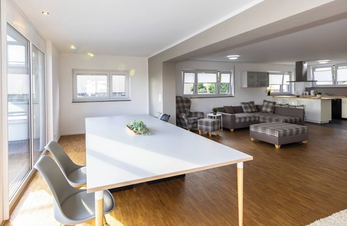 Erlenbach Apartment | Penthouse-style apartment with large terrace and views! (Private/Business)