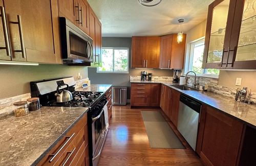 Erlands Point-Kitsap Lake Apartment | Penthouse Suite [Hot Tub/Kayaks] at Chico Bay Inn