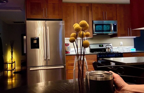 Erlands Point-Kitsap Lake Apartment | Penthouse Suite [Hot Tub/Kayaks] at Chico Bay Inn