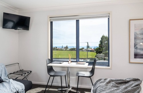 Penguin House | Penthouse Suite Madsen Retreat Boutique Guesthouse Penguin NW Tasmania