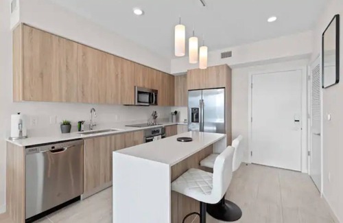 Northeast Miami Condo | Penthouse | The Miami Life | King Bed | Parking | Fast Wifi | Amazing Views