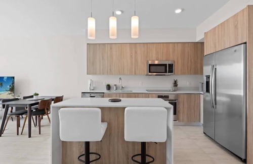 Northeast Miami Condo | Penthouse | The Miami Life | King Bed | Parking | Fast Wifi | Amazing Views