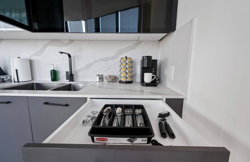 Orange Apartment | Penthouse views of NYC - Free Parking - BOOK NOW