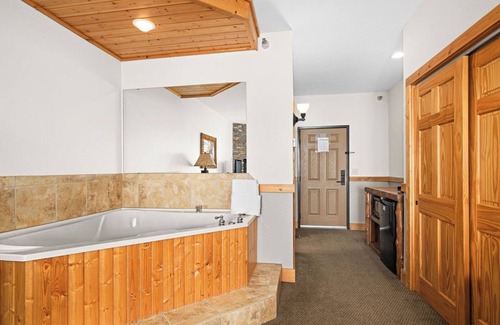 Two Harbors Condo | Penthouse w/pool & hot tub