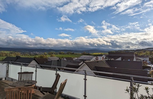 Usingen Apartment | Penthouseferienwohnung mit Taunusblick