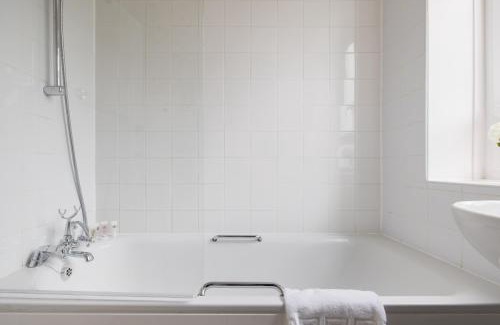 West Hill Apartment | PenthouseStays Wimbledon - Chic 2 Bedroom King Bed Apartment with Balcony - 2 mins from Wimbledon Tennis Club and Museum - AELTC