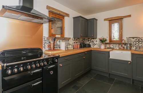 Abergavenny House | PENTRE BARN, family friendly, luxury holiday cottage in Mardy