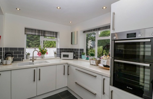 Llanwenarth Cottage | PENTRE COURT COTTAGE, pet friendly, with a garden in Abergavenny