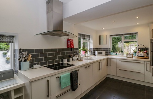 Llanwenarth Cottage | PENTRE COURT COTTAGE, pet friendly, with a garden in Abergavenny