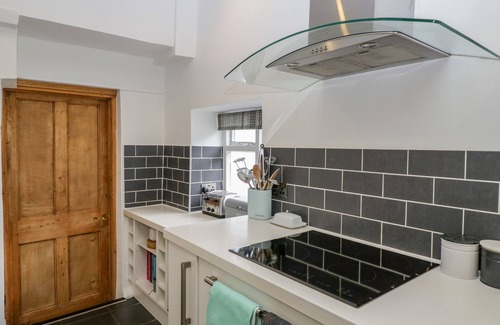 Llanwenarth Cottage | PENTRE COURT COTTAGE, pet friendly, with a garden in Abergavenny