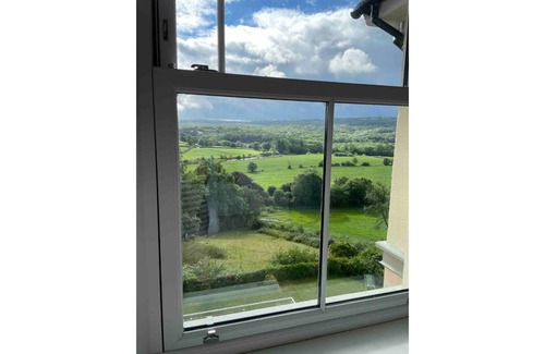 Pentrefelin House | Penybryn - Overlooking the Towy valley