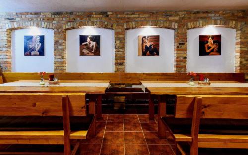 Vrbice House | Penzion U TŘÍ RŮŽÍ - Adults Only