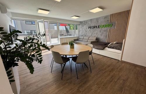 Jihlava Apartment | PeopleGuru apartments - Terasa, Parking