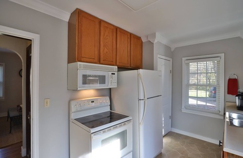 Peoria House | Peoria Heights Haven on the Trail- A Wooded Retreat Close to the Restaurants