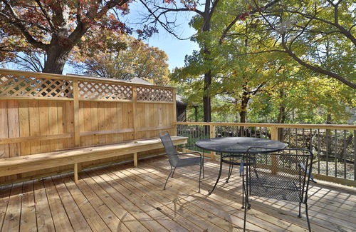 Peoria House | Peoria Heights Haven on the Trail- A Wooded Retreat Close to the Restaurants