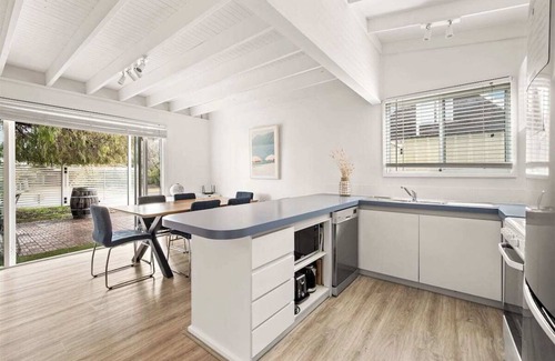 City Of Busselton House | Pepper Cottage - walk to town
