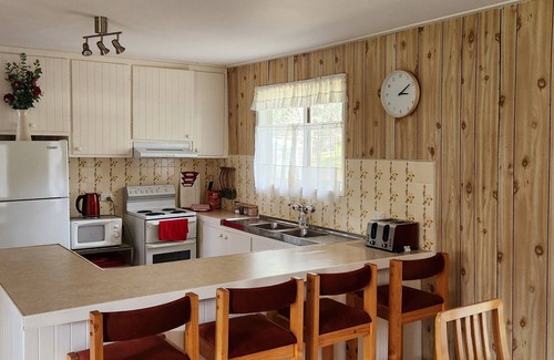 Bonnie Doon House | Peppin Pines Retreat -A Private Oasis, acreage with lake views and room to move!