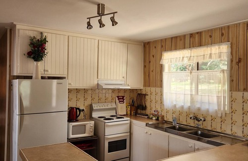 Bonnie Doon House | Peppin Pines Retreat -A Private Oasis, acreage with lake views and room to move!