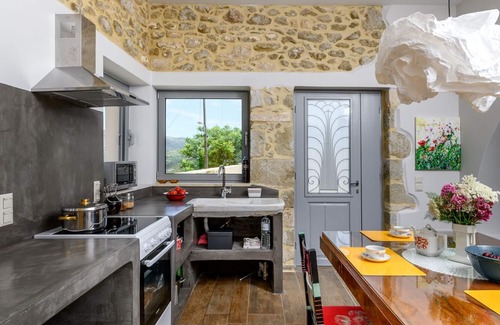 Sitia House | Pera Chorio - Daphne: Artist's stone house with countryside views