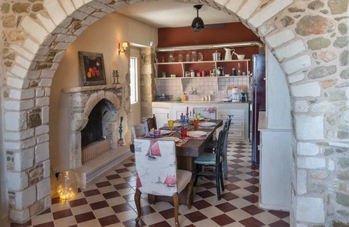 Sitia House | Pera Chorio - Dion: Artist's stone house with countryside views