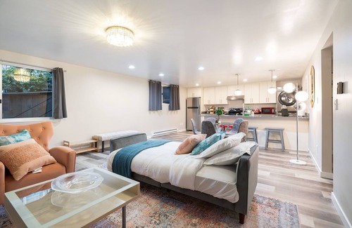 North Queen Anne Apartment | Perch - Queen Ann Flat: Spacious and Cozy 2BR home w/Parking