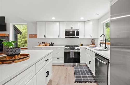 Paradise Estates Cabin | Perch - Serenity Nest Cabin w/Hot Tub & AC | Pet-Friendly