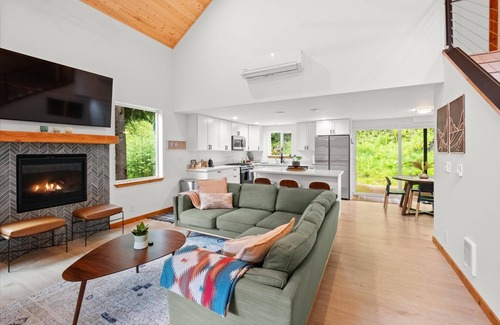 Paradise Estates Cabin | Perch - Serenity Nest Cabin w/Hot Tub & AC | Pet-Friendly