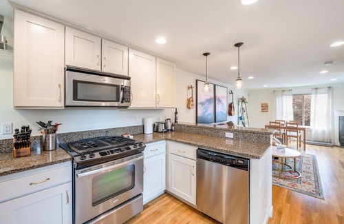 North Delridge House | Perch - Stylish & comfortable 2 BR townhouse w/an office, nestled in a serene neighborhood!