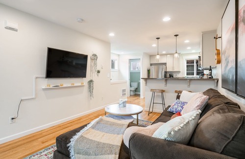 North Delridge House | Perch - Stylish & comfortable 2 BR townhouse w/an office, nestled in a serene neighborhood!