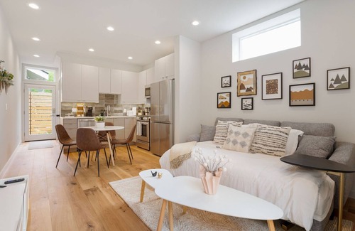 Wallingford House | Perch - Wallingford Place: Modern & Cozy Townhome w/Parking & A/C