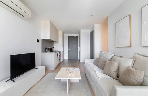 Parkville Apartment | Perched on Parkville A Minimalist Retreat w Pool