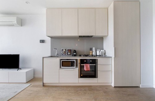 Parkville Apartment | Perched on Parkville A Minimalist Retreat w Pool