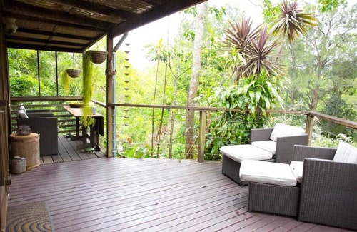 Berry Cabin | Perched on the bank of Broughton Mill Creek & only 500 meters from Berry centre