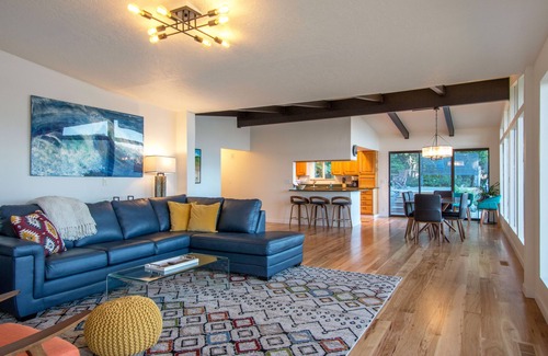 White Salmon House | Perched On The Edge Of The Gorge, Private Hot Tub, A/C, Updated and Epic
